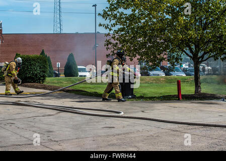 Feu de voiture dans parking de la station-service, restauration rapide du marché. Banque D'Images