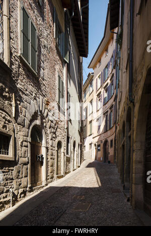 Belle rue courbe de grands bâtiments à Bergame, Italie. Banque D'Images