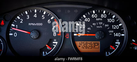 Location de planche de bord avec indicateur de vitesse, compteur kilométrique et le compte-tours et indicateurs lumineux Banque D'Images