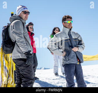 Les gens qui regardent un planeur Para La Plagne Ski France Banque D'Images