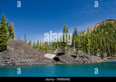 Un abri pour l'hiver les bateaux d'excursion sur le lac du cratère. Crater Lake National Park, Oregon Banque D'Images