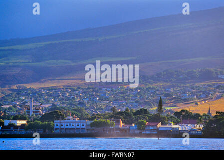 Port de Lahaina sur Maui et la ville en pleine croissance sur les pentes des montagnes de West Maui Banque D'Images