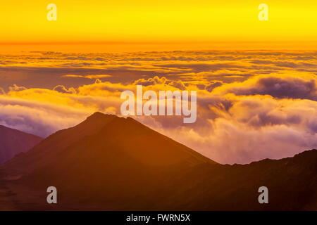 Le cratère de Haleakala sur Maui à l'aube Banque D'Images