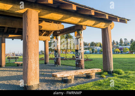 Logement de style maison longue des mâts totémiques, Robert Ostler Park, Campbell River, Vancouver Island, British Columbia, Canada Banque D'Images