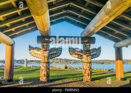 Logement de style maison longue des mâts totémiques, Robert Ostler Park, Campbell River, Vancouver Island, British Columbia, Canada Banque D'Images