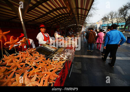 Les étoiles de mer et autres aliments exotiques vendus dans la rue animée du marché alimentaire près de Wang Fu Jing, à Beijing. Banque D'Images