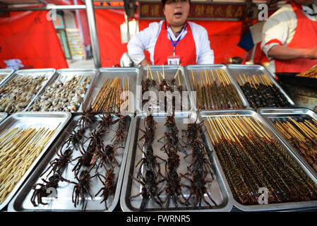 Larve les araignées et d'autres aliments bizarres vendus au marché de nuit animé dans à Beijing Wang Fu Jing. Banque D'Images