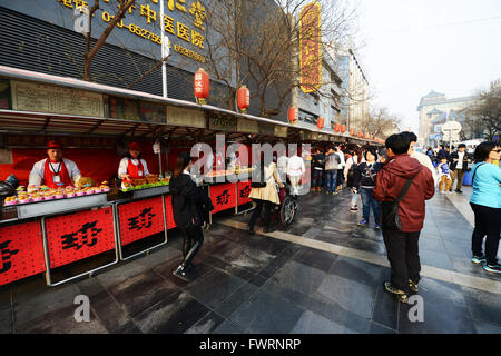 Rue Wang Fu Jing food market in Beijing. Banque D'Images