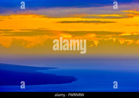 Lever de soleil sur l'Île Hawaii ; prises de Maui, Hawaii Banque D'Images