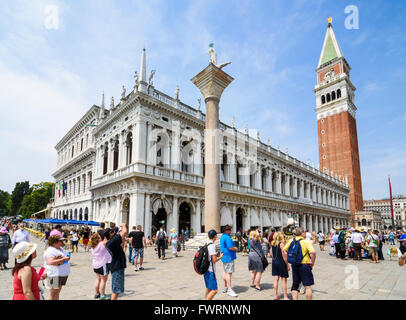 Les touristes dans la Piazzetta San Marco à côté de la bibliothèque et son campanile, la Place Saint-Marc, San Marco, Venise, Italie Banque D'Images