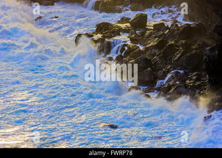 Vagues se brisant sur le rivage rocailleux Maui Banque D'Images