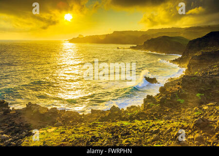 Côte-Nord Maui avec coucher du soleil reflétant sur l'ocean Banque D'Images