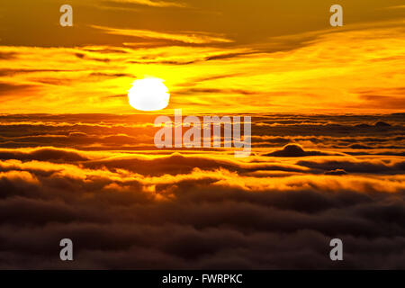 Lever de soleil spectaculaire avec vue sur le cratère de Haleakala de nuages sur l'île de Maui Banque D'Images