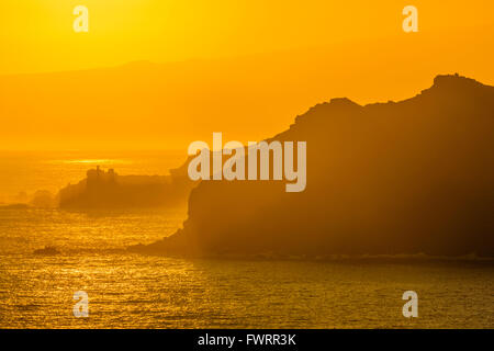 Côte-Nord Maui au coucher du soleil avec une lumière jaune voilé Banque D'Images