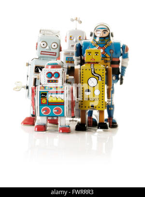 Collection de robots Clockwork Tin rétro sur fond blanc Banque D'Images