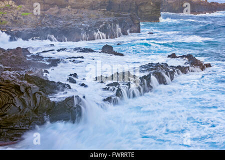 Côte-Nord Maui coast surf pilonné par des falaises Banque D'Images