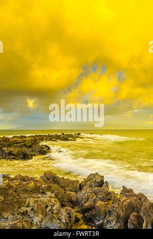 Au lever du soleil de la côte de Maui Banque D'Images