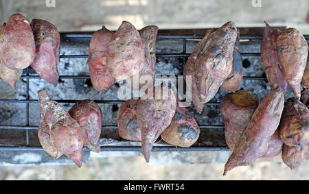 Pommes de terre grillées sur le gril à la rue du marché Banque D'Images