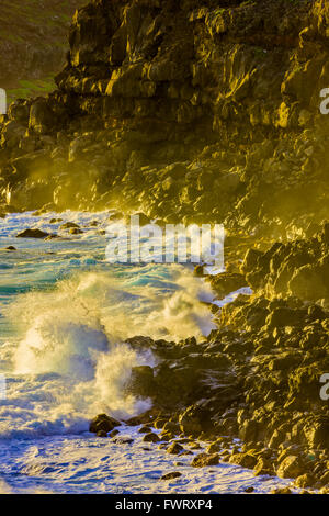 Martèlement des vagues rochers, à Poelua bay, Maui au lever du soleil Banque D'Images