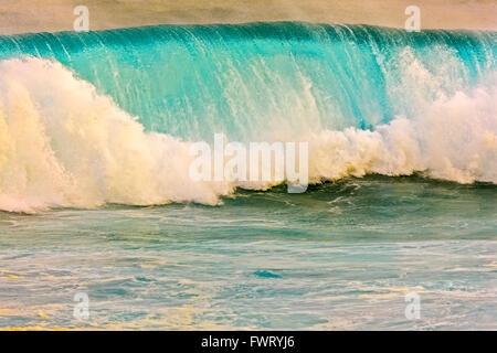 Curling énorme vague turquoise Ho'okipa Beach, Maui Banque D'Images