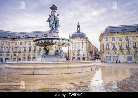 Place de la Bourse est l'un des sites les plus visités dans la ville de Bordeaux, France. Il a été construit de 1730 à 1775. Banque D'Images