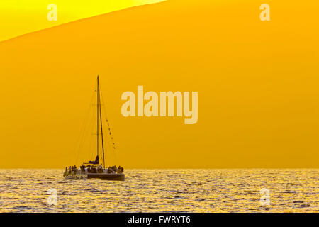 Croisière au coucher du soleil en catamaran avec véranda à l'arrière-plan Banque D'Images