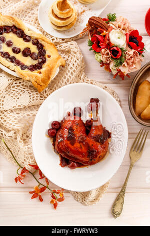 Poulet aux cerises. Plat de fête Banque D'Images