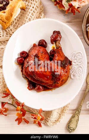 Poulet aux cerises. Plat de fête Banque D'Images