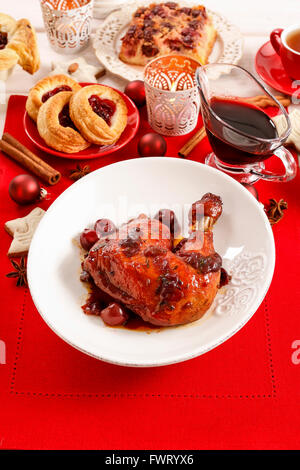 Poulet aux cerises. Plat de fête Banque D'Images