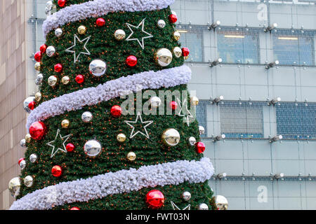 Grand arbre de Noël traditionnel en face d'un bâtiment moderne. Décoration de Noël Banque D'Images