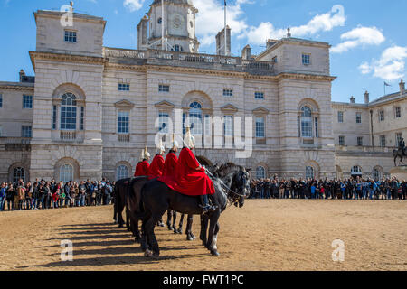 Les gardiens de la vie de la Household Cavalry regiment sur parade à Horse Guards Parade, Londres Banque D'Images