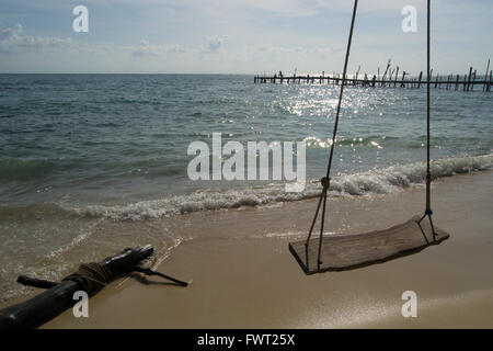 Swing vide sur la plage dans une île tropicale. Contexte Il n'est jetée en bois Banque D'Images