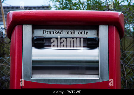 Un gros plan d'un seul courrier préaffranchi post box mail trou. Banque D'Images