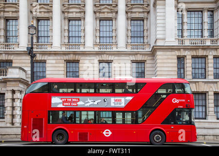 Londres Nouveau Routemaster bus rouge à deux étages Banque D'Images