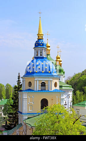 Monastère de clocher Vydubychi au printemps, Kiev, Ukraine Banque D'Images