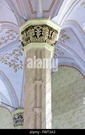 BEREHOVE, UKRAINE - Mai 9, 2013 : l'intérieur de la cathédrale catholique romaine de l'Exaltation de la Sainte Croix (XIII siècle) Banque D'Images