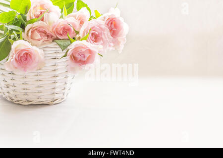 Belle, rose roses dans un panier blanc close up Banque D'Images