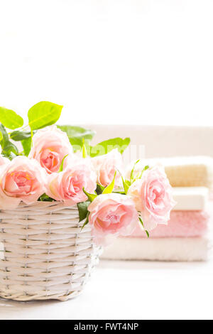 Belle, rose roses dans un panier blanc close up Banque D'Images