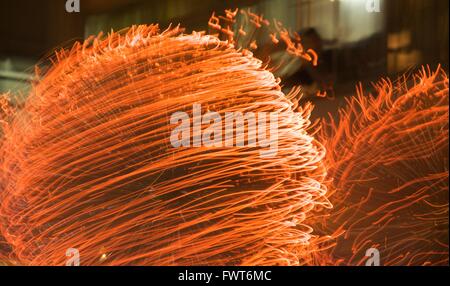 Encens flamboyant des balles sur les Tai Hang Fire Dragon Dance, Hong Kong Banque D'Images