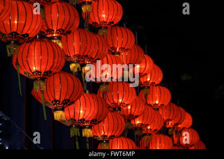 Lanternes rouges chinois illuminé Banque D'Images