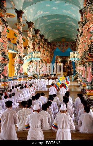 À l'intérieur du "Saint-Siège" temple à Tay Ninh, un beau Temple Cao Dai au Vietnam. Banque D'Images