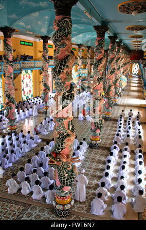 À l'intérieur du "Saint-Siège" temple à Tay Ninh, un beau Temple Cao Dai au Vietnam. Banque D'Images