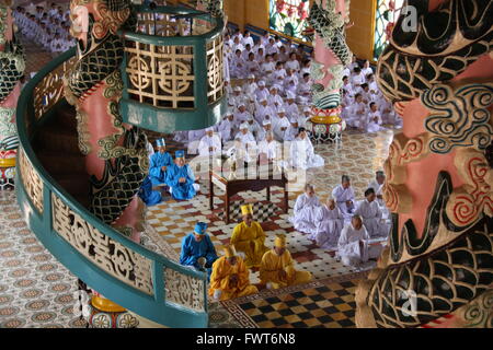 À l'intérieur du "Saint-Siège" temple à Tay Ninh, un beau Temple Cao Dai au Vietnam. Banque D'Images