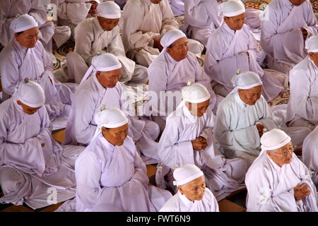 Les adorateurs au 'temple' du Saint-Siège à Tay Ninh, un beau Temple Cao Dai au Vietnam. Banque D'Images