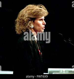 New York, NY, USA, le 14 juillet, 1992 Elizabeth Glaser traite de la Convention nationale de nomination démocratique dans le Madison Square Garden. Elizabeth Glaser a été l'un des principaux activistes américains et défenseur des droits de l'enfance mariée à l'acteur et réalisateur Paul Michael Glaser. Elle a contracté le VIH au tout début de l'épidémie de SIDA moderne après avoir reçu une transfusion de sang contaminé par le VIH en 1981 en donnant la vie. Glaser est mort en 1994. Credit : Mark Reinstein Banque D'Images