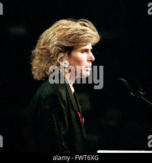 New York, NY, USA,14 Juillet, 1992 Elizabeth Glaser traite de la Convention nationale de nomination démocratique dans le Madison Square Garden. Elizabeth Glaser a été l'un des principaux activistes américains et défenseur des droits de l'enfance mariée à l'acteur et réalisateur Paul Michael Glaser. Elle a contracté le VIH au tout début de l'épidémie de SIDA moderne après avoir reçu une transfusion de sang contaminé par le VIH en 1981 en donnant la vie. Glaser est mort en 1994. Credit : Mark Reinstein Banque D'Images