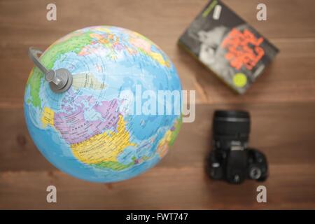 Elche, Espagne. 31 mars 2016 : Globe et une caméra sur fond de bois Banque D'Images