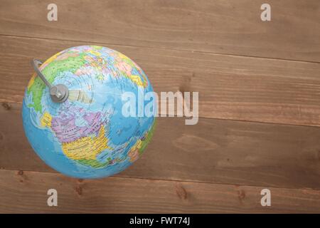 Elche, Espagne. 31 mars 2016 : Globe isolé sur fond de bois Banque D'Images