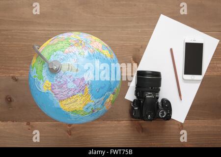 Elche, Espagne. 31 mars 2016 : Globe et une caméra sur fond de bois Banque D'Images