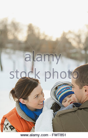 Portrait de famille en plein air en hiver